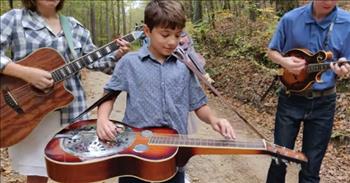 Cotton Pickin’ Kids Bluegrass Band Performs ‘Foggy Mountain Rock’