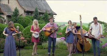 Bluegrass Family Band Performs ‘Wild Mountain Thyme’
