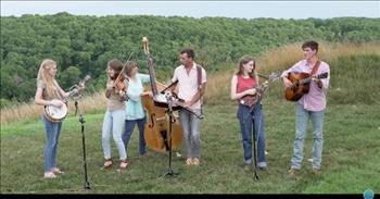 Bluegrass Family Band Performs ‘Thunder Ridge’
